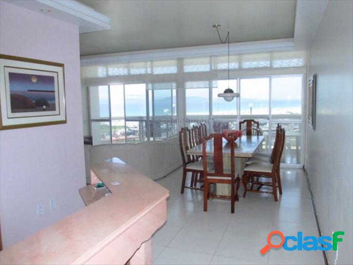 Apartamento frente praia