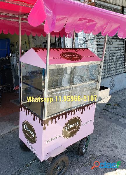 Carrinho de bolo doce rosa com toldo rosa brigadeiro gourmet