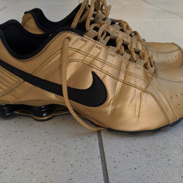 Tênis nike shox dourado