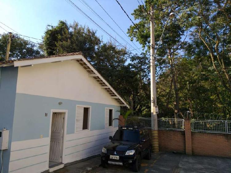 Casa ampla em condomínio