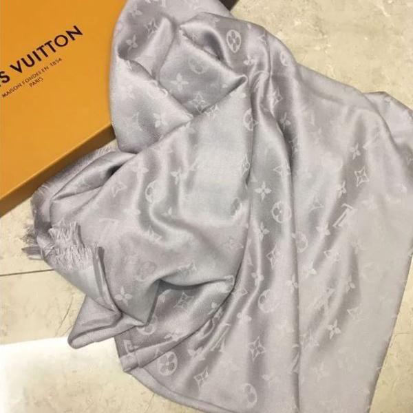 echarpe louis vuitton cinza claro