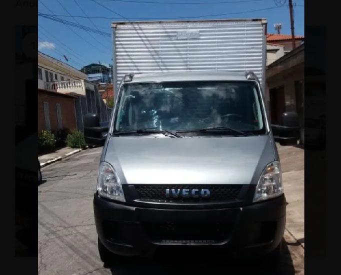 Caminhão iveco baú