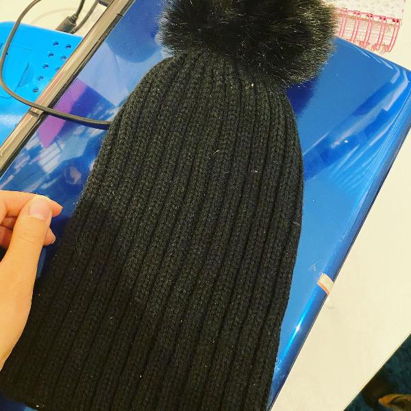 gorro ou touca preta inverno tricot com pompom