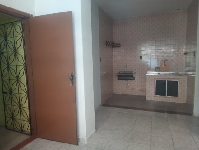 Aluga apartamento de 1/4 e 2/4, no mesmo prédio, rua