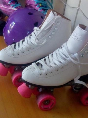 Patins branco feminino, protetor de pulso, capacete roxo