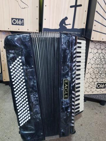 Acordeon Eagle 120 baixos Elétrica