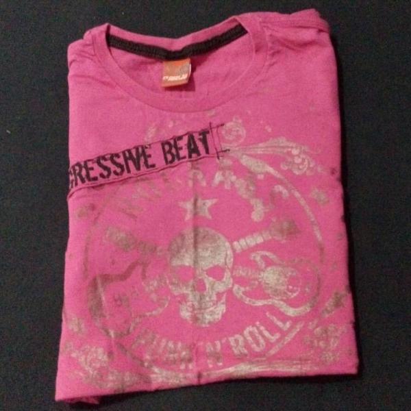 Camiseta rosa pink caveira metálica prateada