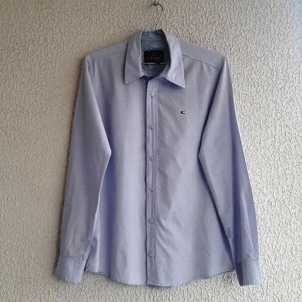 Camisa masculina azul claro