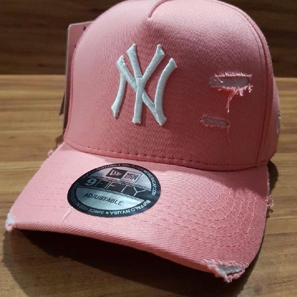 Bone ny rosa new era rasgadinho destroyed fitao feminino