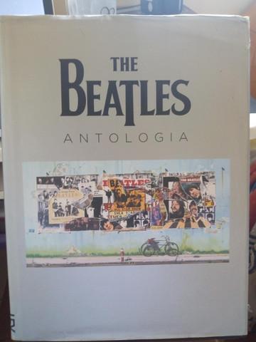 Livro beatles antologia em ótimo estado de conservação.