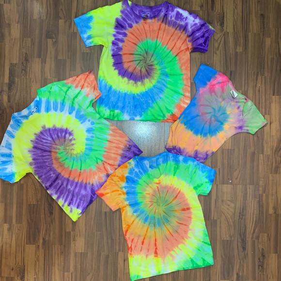 Camiseta infantil tie dye espiral