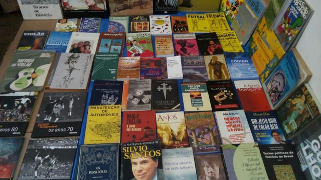 Lote com 200 livros usados diversos; literatura, arte,....