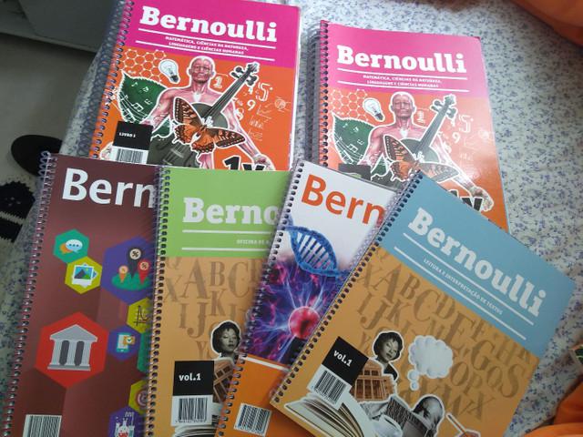 Livros intensivo Bernoulli (2 volumes) +4 apostilas