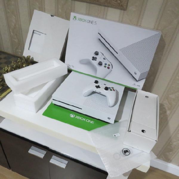 Xbox one 1TB c/caixa e controle c/borrachinhas intactas