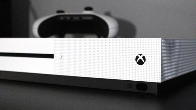 XBOX ONE S (1TB) pouco usado