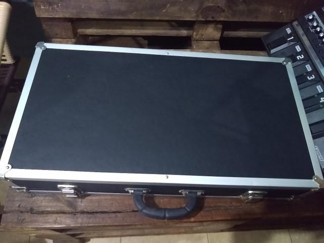 Vendo case para pedais ou pedaleira semi novo