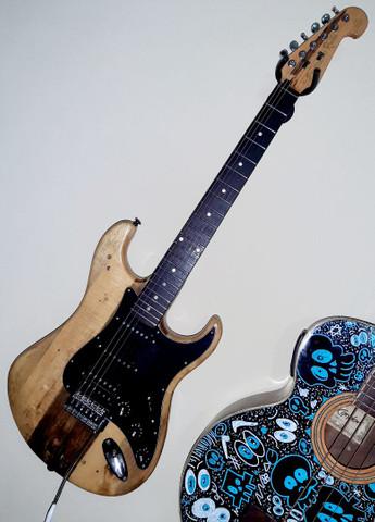 Guitarra stratocaster customizada (leia o anúncio)