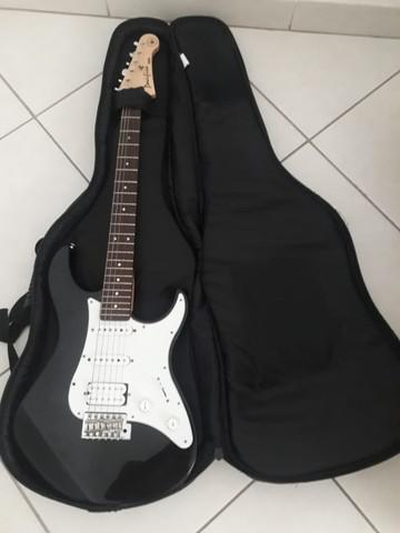 Guitarra yamaha pacífica 012