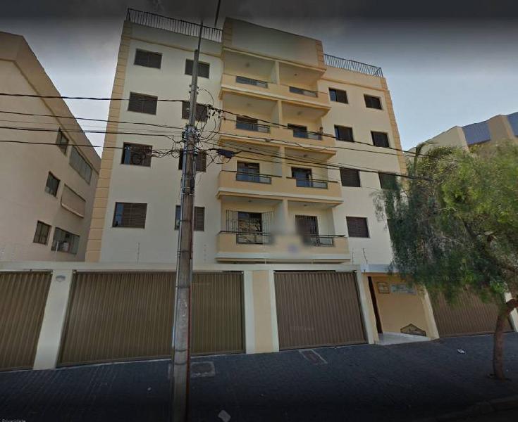 Apartamento de 3 quartos, 2 banheiros, 2 vagas, armários