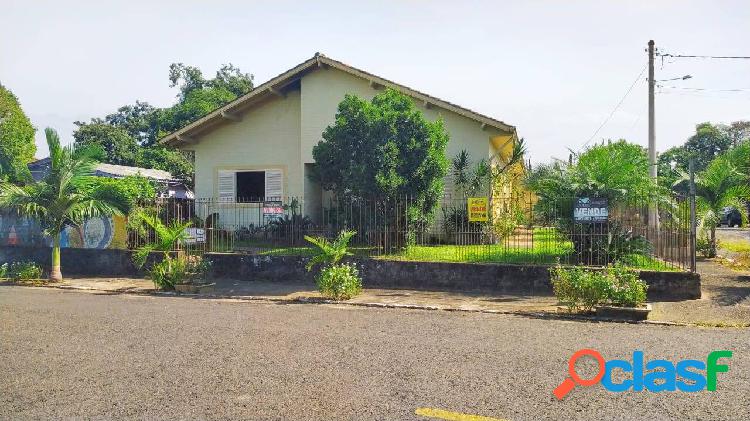 Casa de esquina no bairro ferroviário