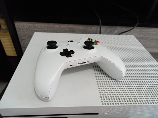 Xbox s 500 GB Muito Novo Com Um Controle e Dois Games - Leia