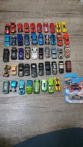 Lote com 49 hot wheels e 1 de outra marca