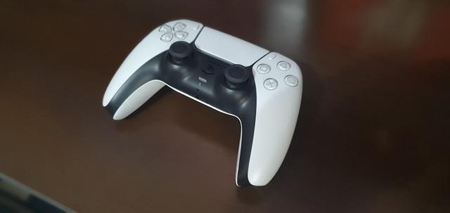 Controle PS5 Dualsense branco.