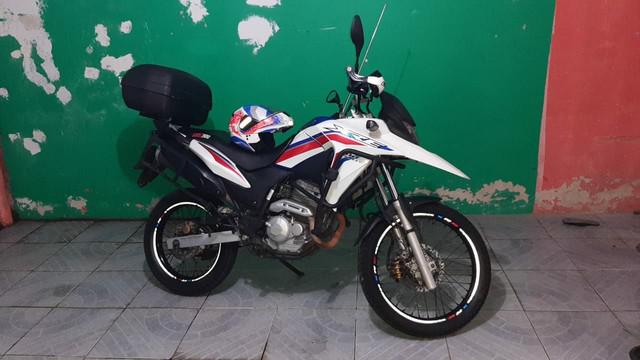 Moto Honda xre 300 rally.