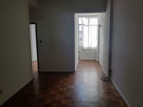 Apartamento de sala, e dois quartos, localizado em andar