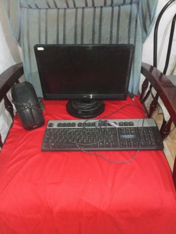 Monitor, teclado, estabilizador pegando perfeitamente por