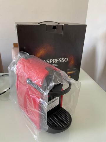 Cafeteira Nespresso Inissia Rubi nova