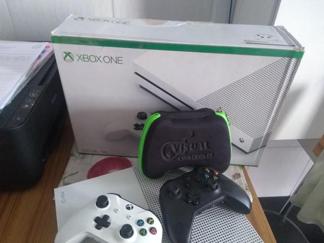 Xbox One S 500 GB dois controles