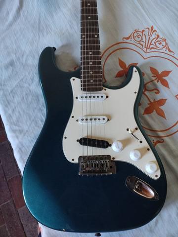 Guitarra semi nova vendo ou troco por violão e instrumentos