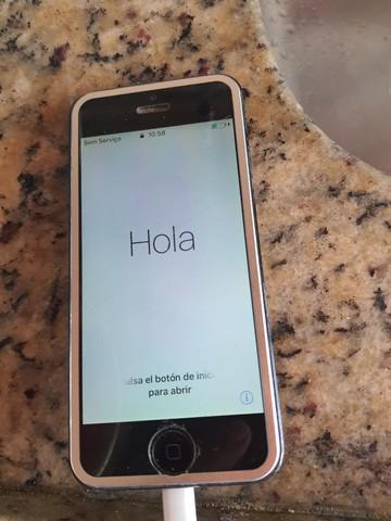 Iphone 5s dourado e preto.