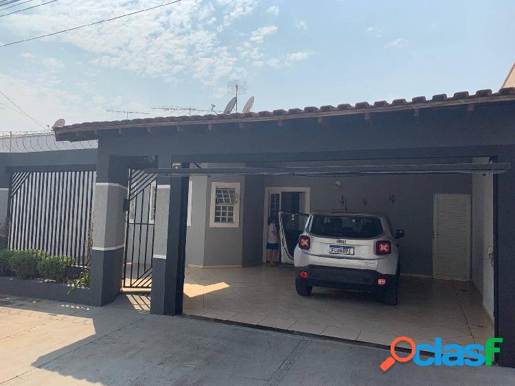 Casa com 2 dormitórios e piscina em Agudos