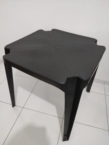 Mesa e cadeira de plástico