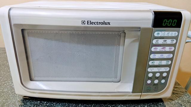 Microondas electrolux 21 litros em perfeito estado