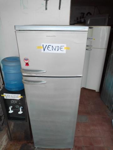 Vendo uma geladeira falo duplex gelo seco