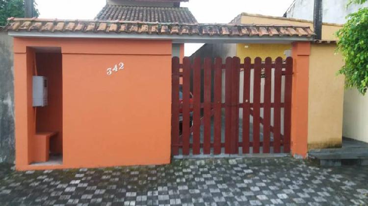 Casa em Mongaguá com 02 quartos, sendo 01 suíte, 02 vagas,