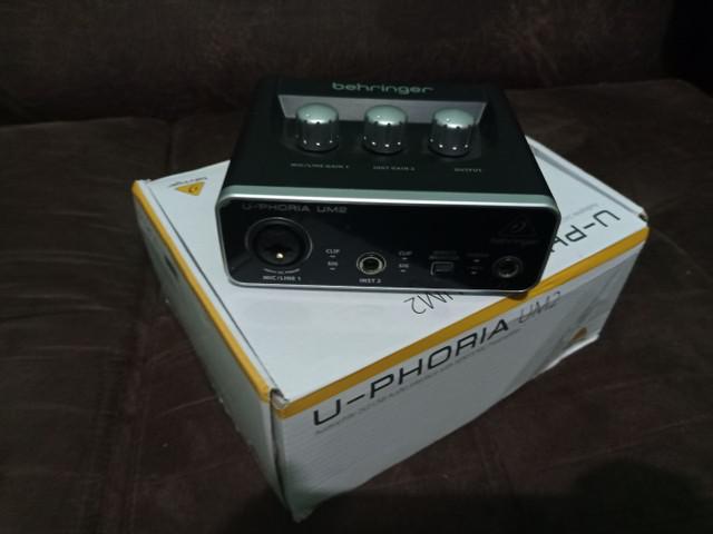 Interface de áudio Behringer U-Phoria UM2