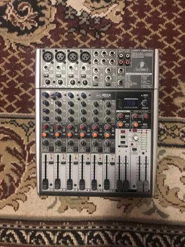 Mesa de som mixer behringer xenyx 1204fx usb na caixa