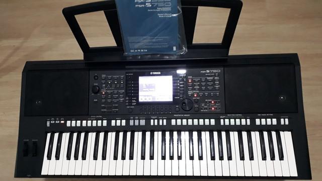 Teclado yamaha psr s750