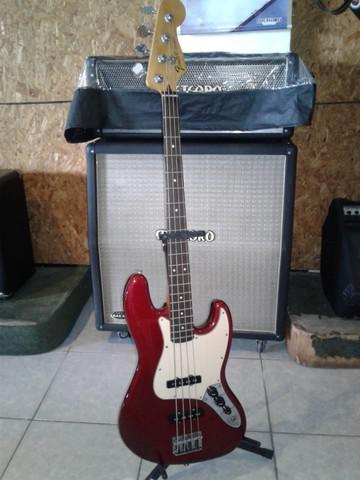 Baixo Fender Standard Jazz Bass