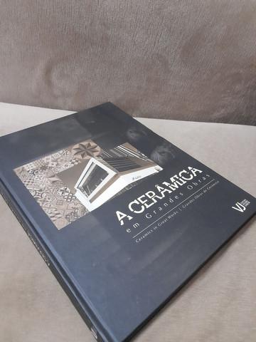 Livro a cerâmica em grandes obras.