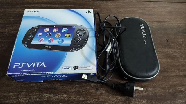 PS Vita Slim Branco Completo com caixa + Jogo incluso