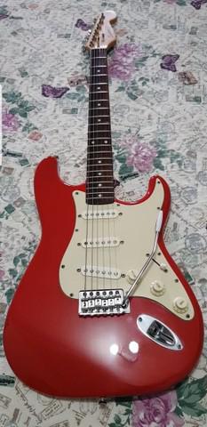 Guitarra squier by fender ed 20.° aniversário vermelho