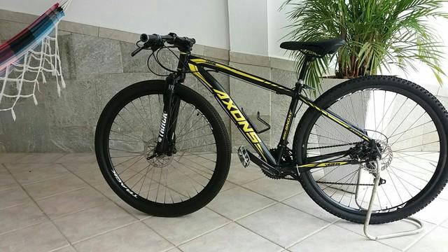 Bicicleta mountain bike aro 29 em alumínio.