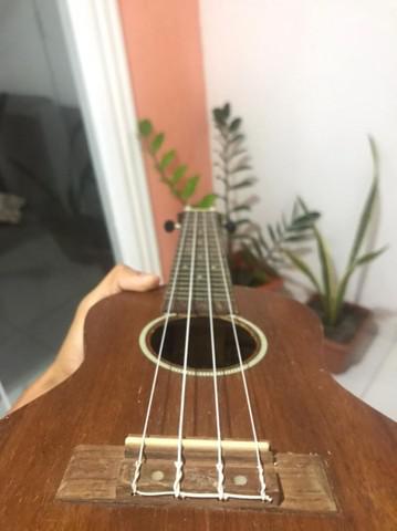 Vendo ukulele semi novo,baixei para vender logo.