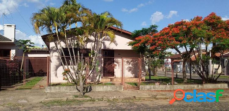 Casa de esquina no bairro Centenário