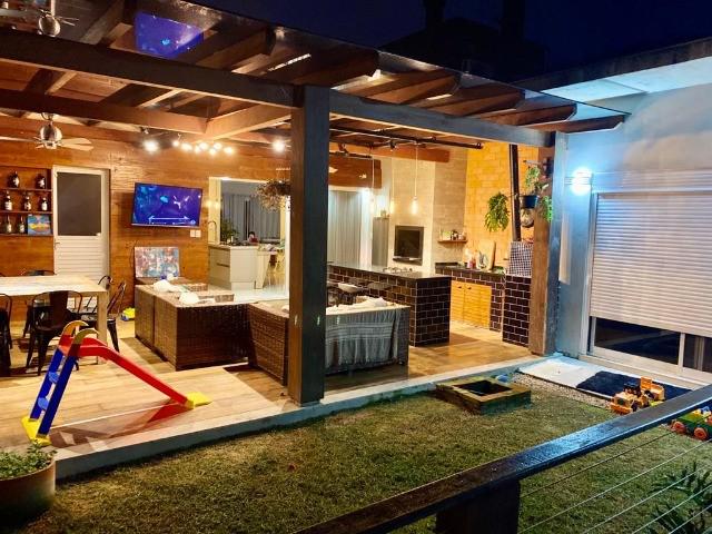 Linda casa com piscina